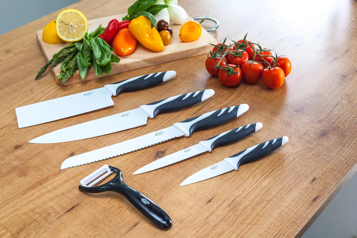Cecotec Swiss Chef Knife Set Impugnatura con inserti in silicone, rivestimento antiaderente in ceramica, bianco e nero, presentato in un astuccio