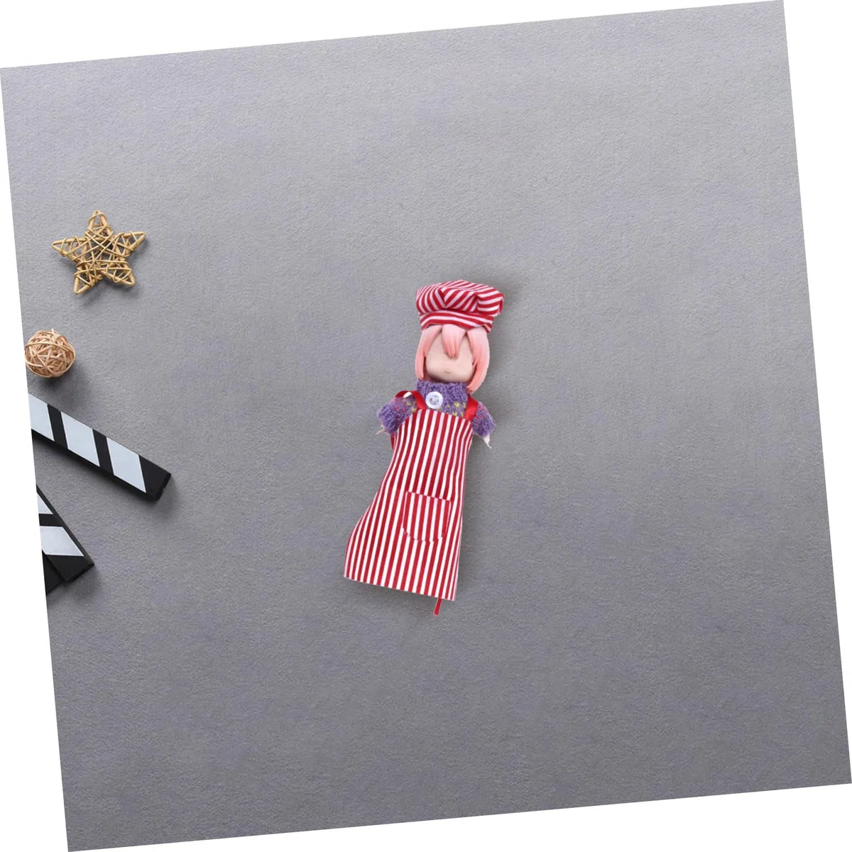 Housoutil Set di mini grembiule e cappello da chef per casa delle bambole scene in miniatura uniche forniture artigianali per bambole design a righe rosse e bianche