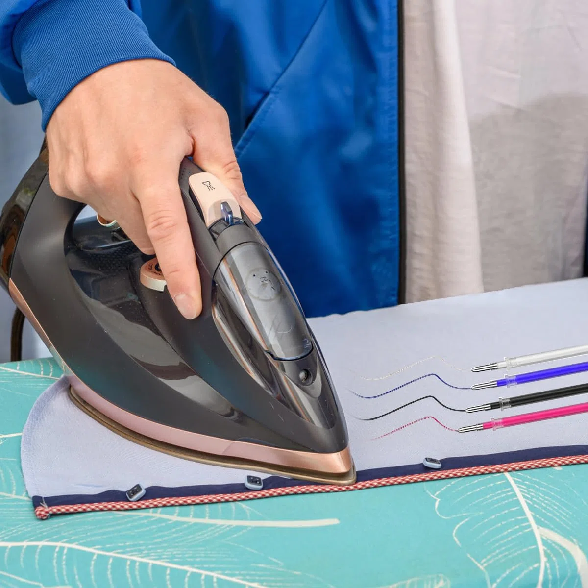 Penne Termiche cancellabili, Pennarello Per Tessuti Cancellabile a 4 Colori Con 60 Ricariche, Penna Per Tessuto per Quilting e Cucito, Sartoria, Cucito Personalizzato, Vari Colori di Tessuto
