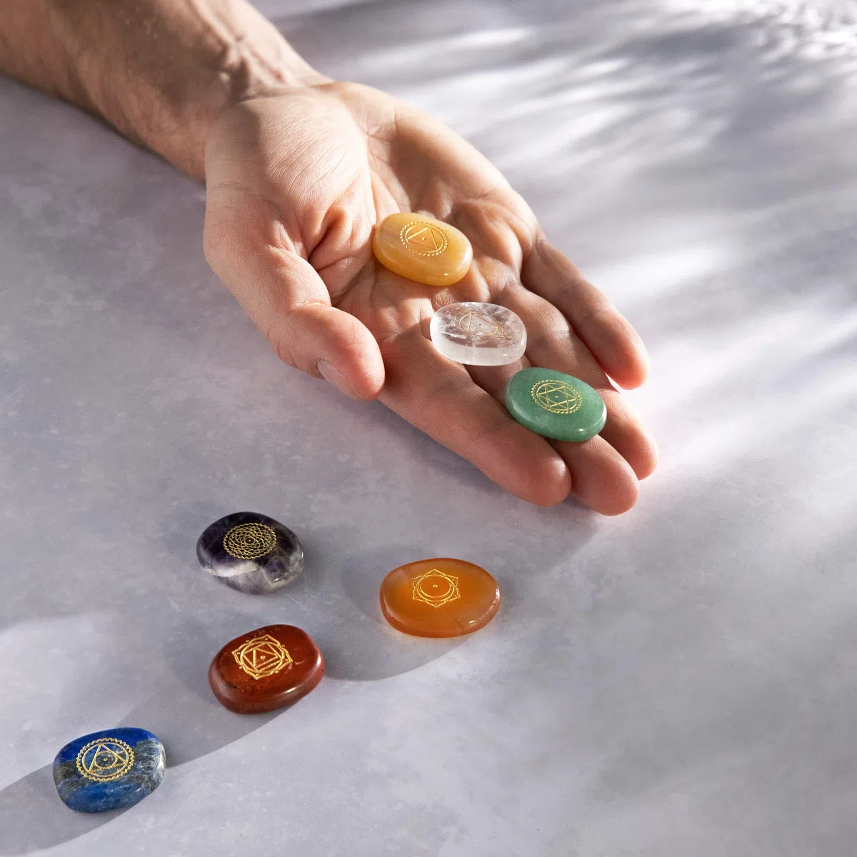 Navaris Set Pietre Cristalloterapia - Kit 7x Pietre Naturali Terapia Chakra - Meditazione e Reiki - Ametista Cristallo Rocca Lapislazzuli - con Sacca