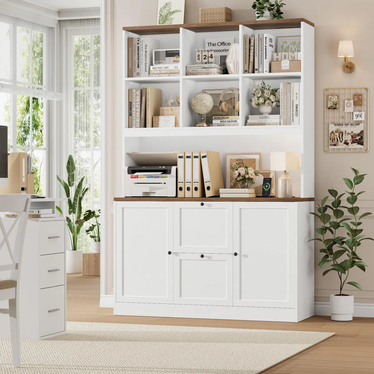 FirFurd Libreria Verticale con Presa di Corrente, Schedario da Ufficio a Ripiani Regolabili, Libreria da Parete a Ampio Piano di Lavoro, Cassettiera per Cartelle Sospese,116x40x182 cm (Bianco)