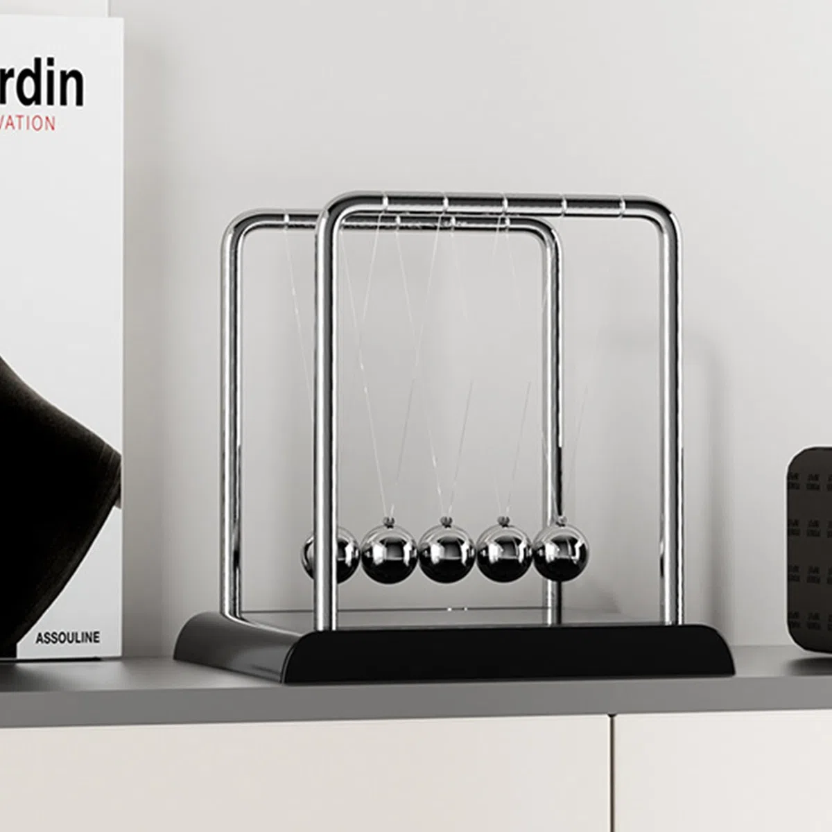Newtons Pendolo a Sfera Perpetuum Ornamenti Classico Pendolo a Sfera da Ufficio Desktop Newton Pendolo Artigianato Creativo (Nero)