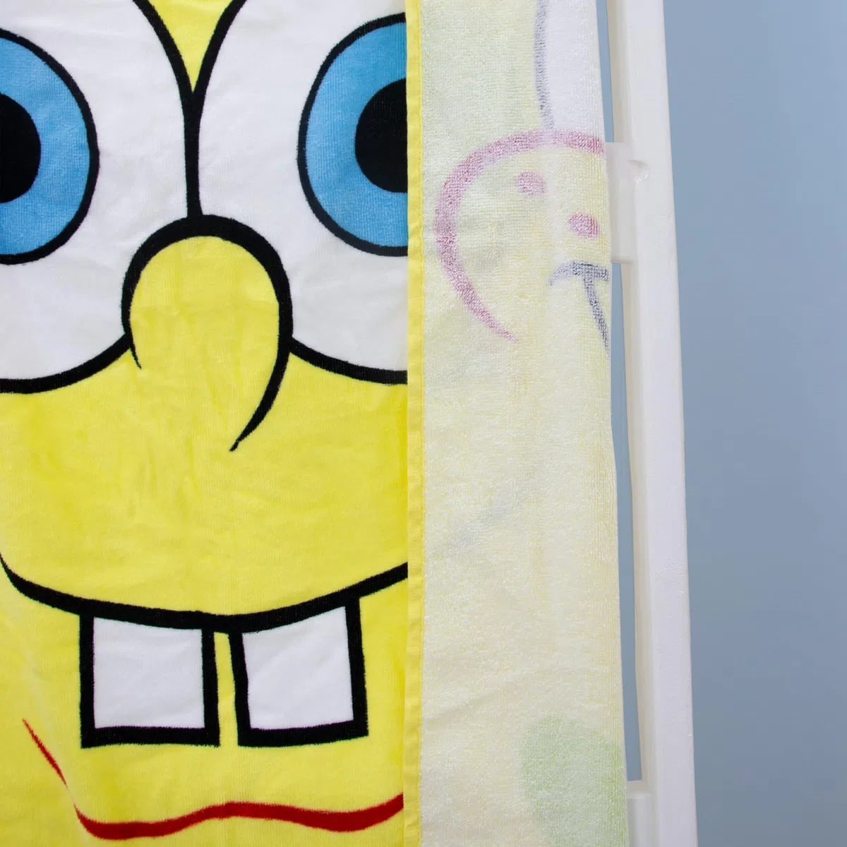 Spongebob Asciugamano Bambini Ufficiale | Morbidezza ultra morbida | Design quadrato con Spongebob, Patrick, Squidward, Mr Krabs | Perfetto per casa, bagno, spiaggia e piscina | 70 x 140 cm