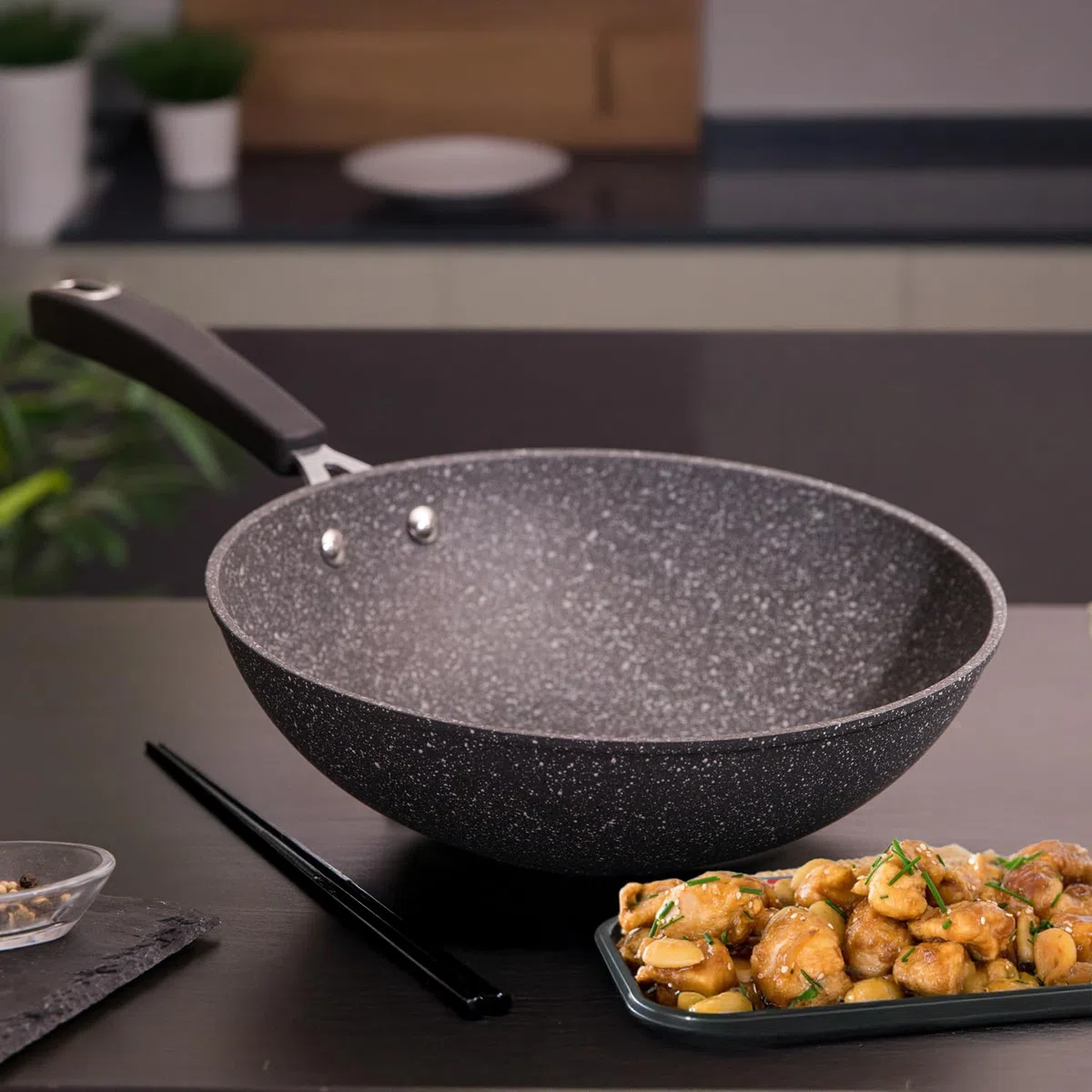 KASANOVA Wok antiaderente 28 cm, Padella per induzione e tutti i piani cottura New Petra Dark