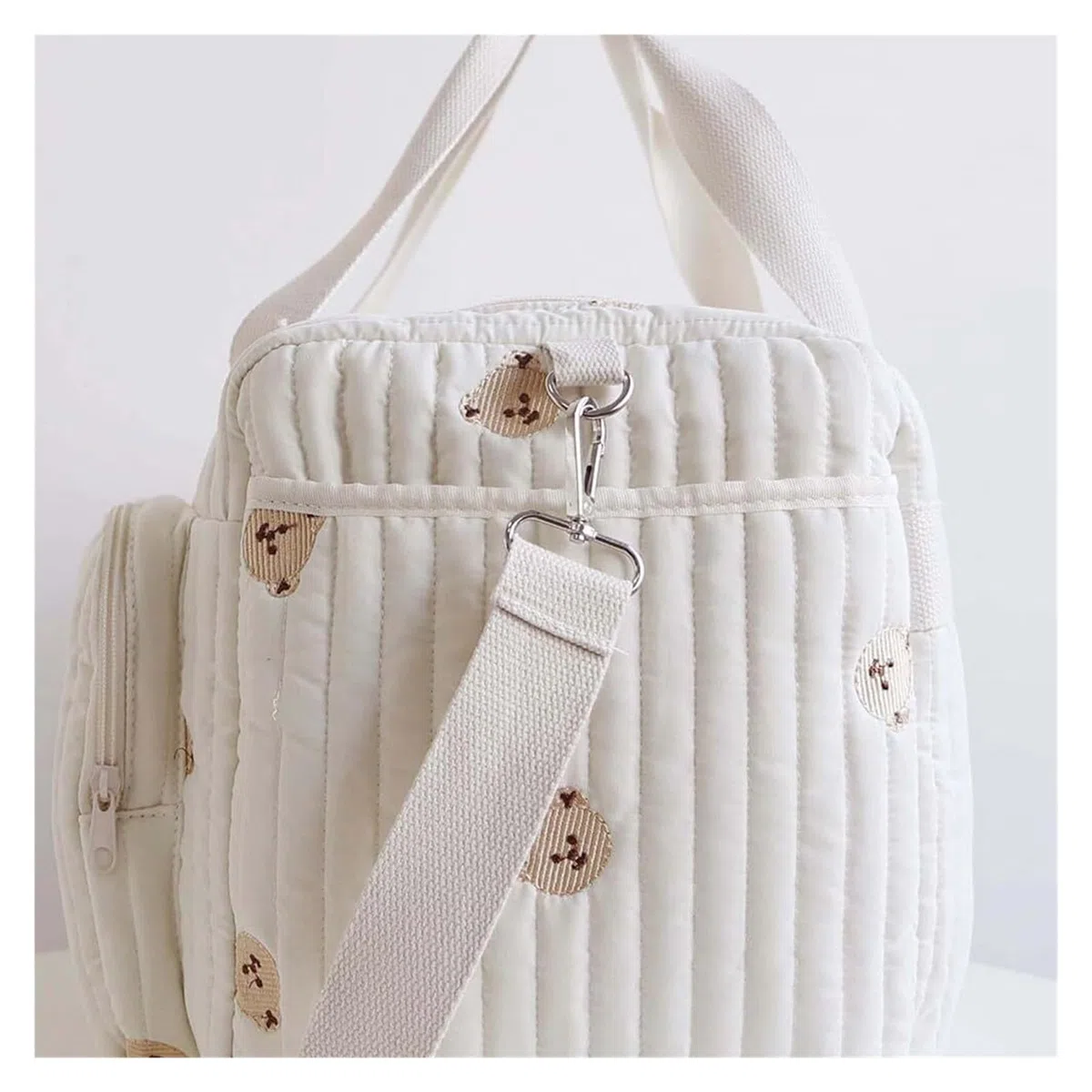 Questa borsa for pannolini leggera, imbottita e spaziosa è appositamente progettata for le mamme. Versatile, può essere indossata a spalla o a tracolla.(Ours)