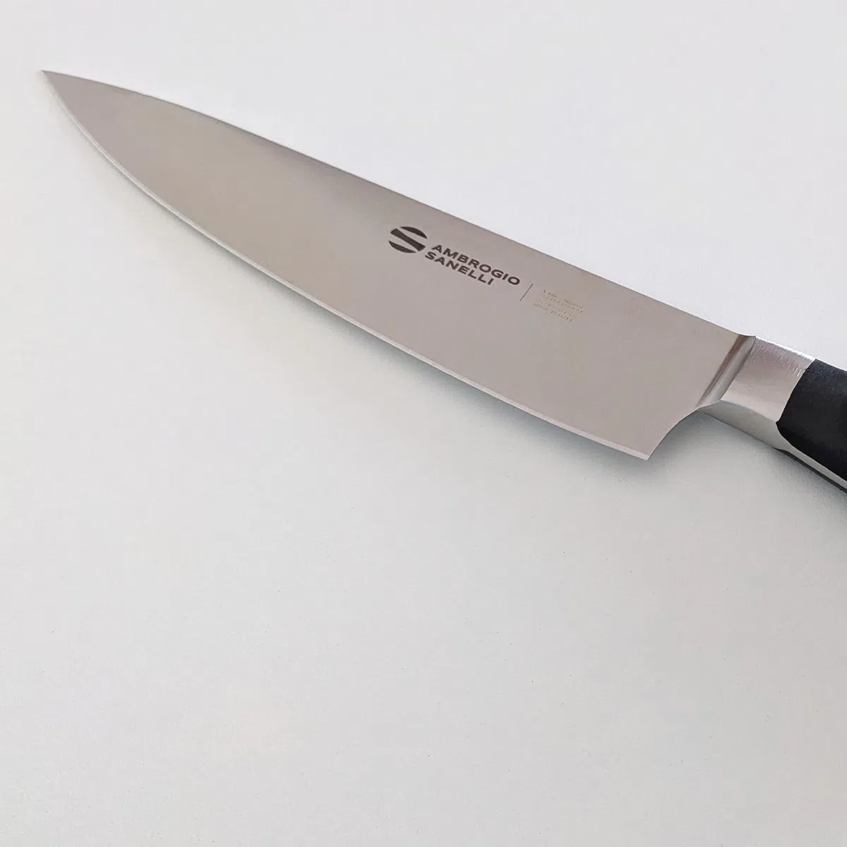 Ambrogio Sanelli, Maitre Coltello da Cucina Trinciante, Coltello Chef con Lama in Acciaio Inox all'Azoto 24 cm e Manico Ergonomico, Coltelli da Cucina Professionali, Made in Italy