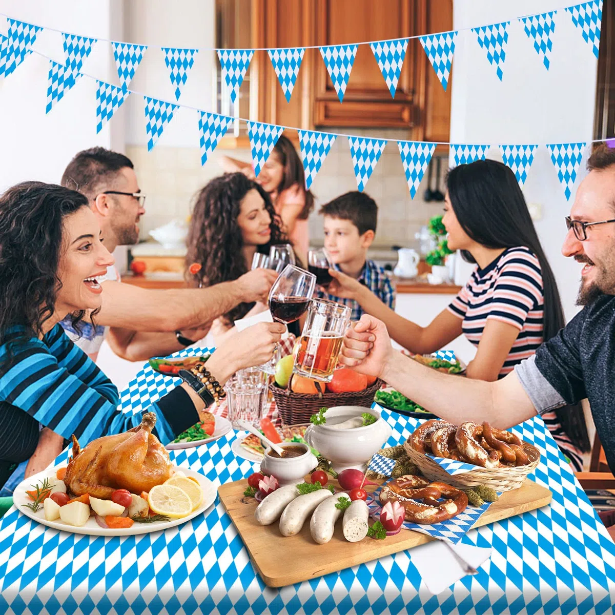 AhfuLife 4Pcs Tovaglia Oktoberfest, Decorazione da Tavola Bavarese, 137x274 cm, Griglia a Rombi Bavarese Blu e Bianca, Tovaglia Impermeabile Monouso per Oktoberfest, Feste Della Birra