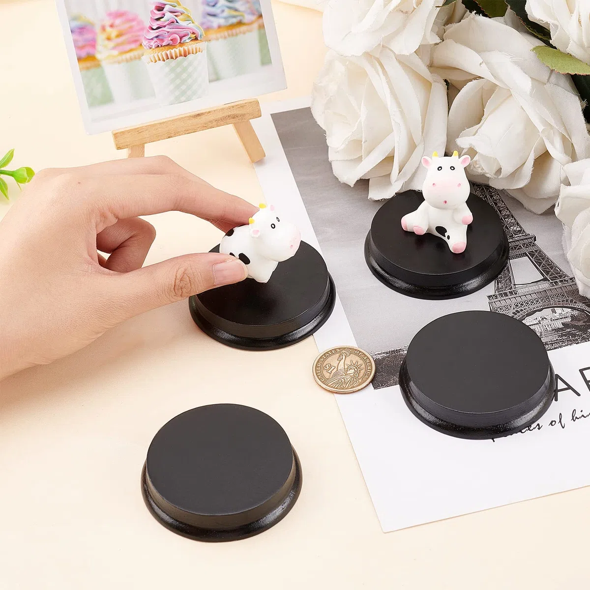 FINGERINSPIRE Set di 4 basi rotonde in legno (6,4 x 1,2 cm), superficie laccata nera, base piatta in legno per bambole, argille o ceramiche, supporto per fotografia