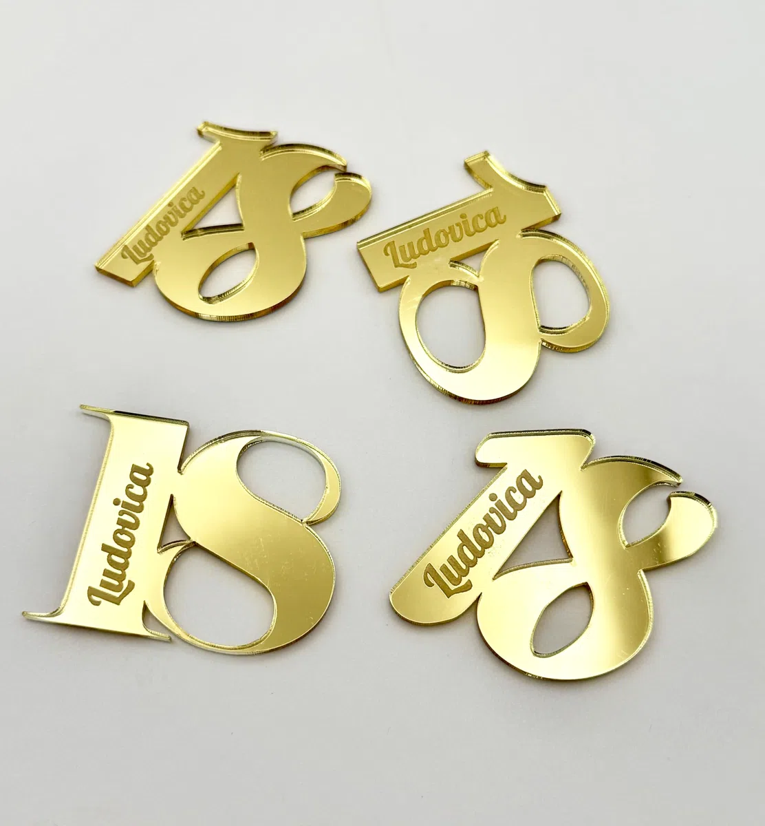 Segnaposto Personalizzato in plexiglas con calamita - Ideale per festa 18 anni,compleanno, matrimonio, battesimo, etc. Oro, Cromo, Oro Rosa.Possibile richiedere altri numeri. Confezione 10 pezzi.
