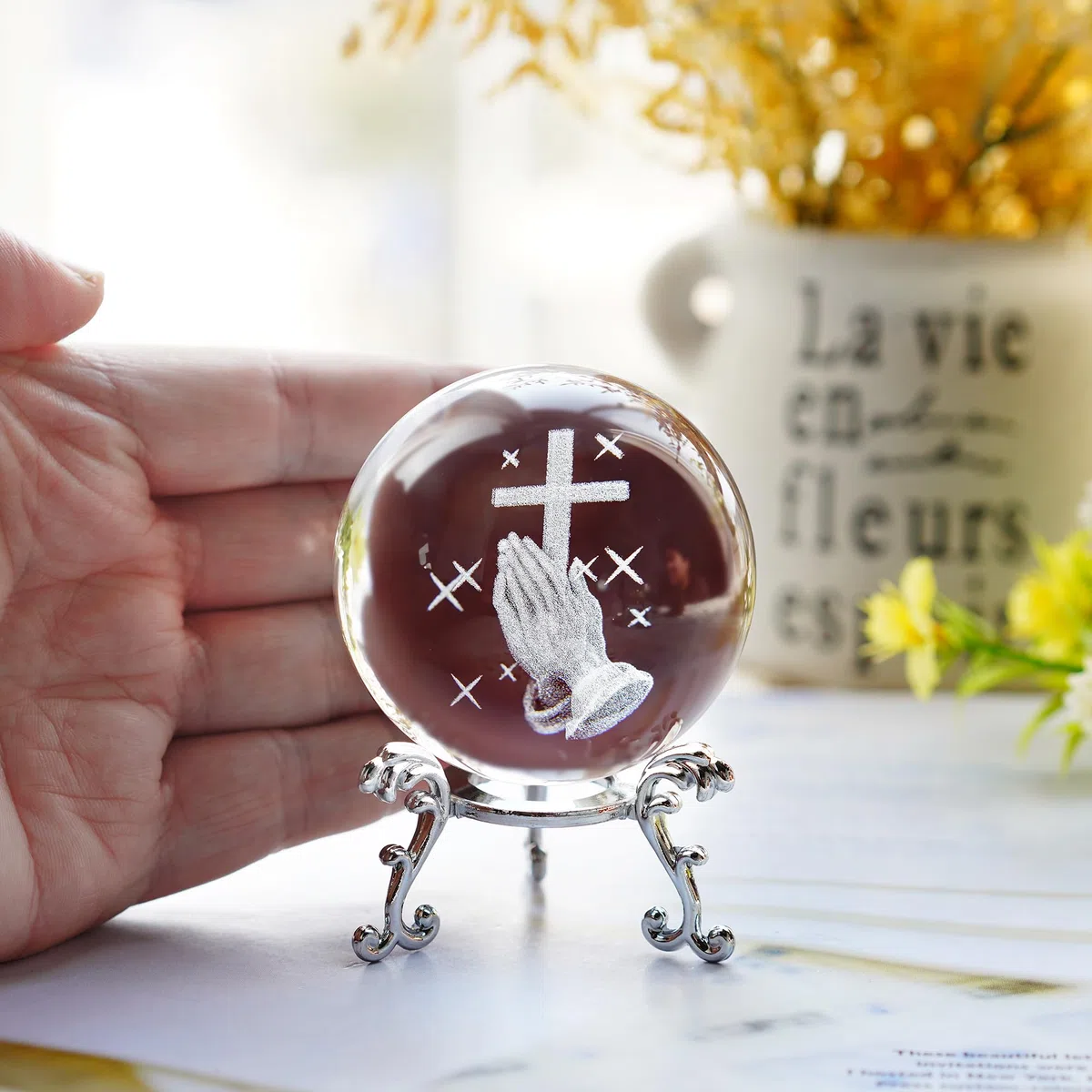 ZEERSHEE 60 mm 3D inciso al laser mano che tiene una croce palla di cristallo statuetta con supporto decorazione cristiana da collezione per casa ufficio preghiera regali religiosi per donne