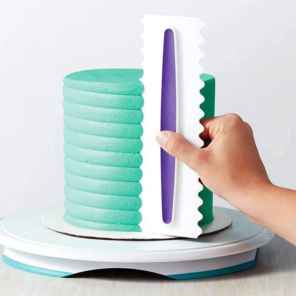 Raschietto per Torte, 4 Pezzi Scraper per Torte Glassa Liscia Confezione Spatole di Crema Spatola per Dolci Cake Design Cake Edge Decor Comb Pettine