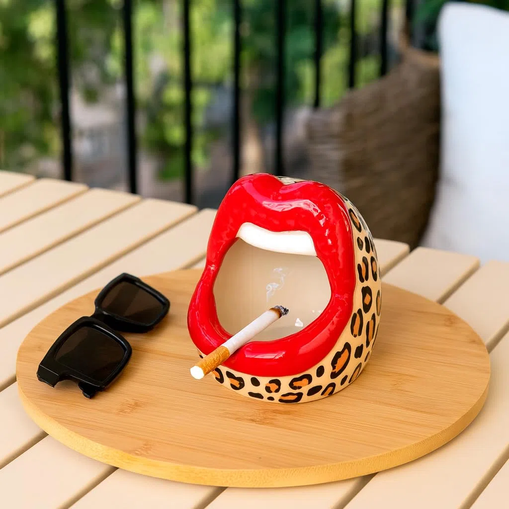 Fisura – Posacenere originale “bocca” con stampa leopardata. Posacenere in ceramica per interno ed esterno, idea regalo divertente. Può essere usato come vaso o svuotatasche. 9,5 x 12 cm.