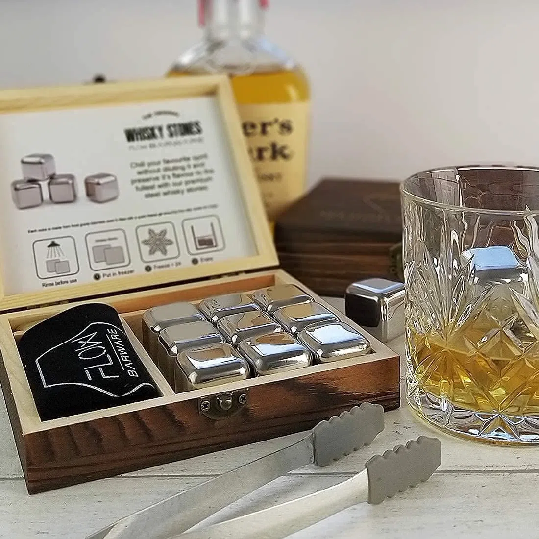 Flow Barware - Set regalo in pietra di whisky in acciaio inossidabile con pinze per il ghiaccio e custodia, cubetti di ghiaccio in metallo riutilizzabili per prevenire la diluizione di whisky, rum