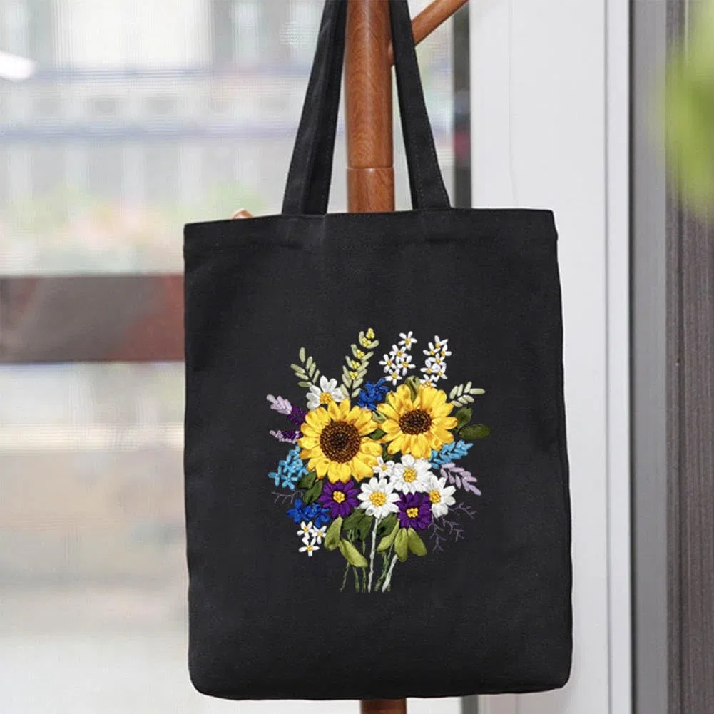 KABAKE Kit di ricamo per principianti, arte fai da te, kit di ricamo per principianti, kit per ricamo fai da te, include borsa da ricamo timbrata, fili, utensili da ricamo (borsa nera con girasole)