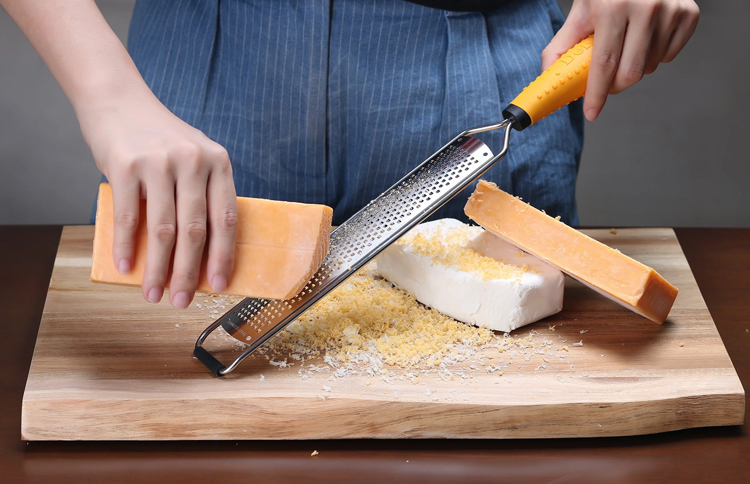 Deiss Pro Grattugia Formaggio Manuale - Per agrumi, parmigiano, zenzero, aglio, noce moscata, cioccolato, frutta, verdura - Lama molto tagliente in acciaio inox - Lavabile in lavastoviglie
