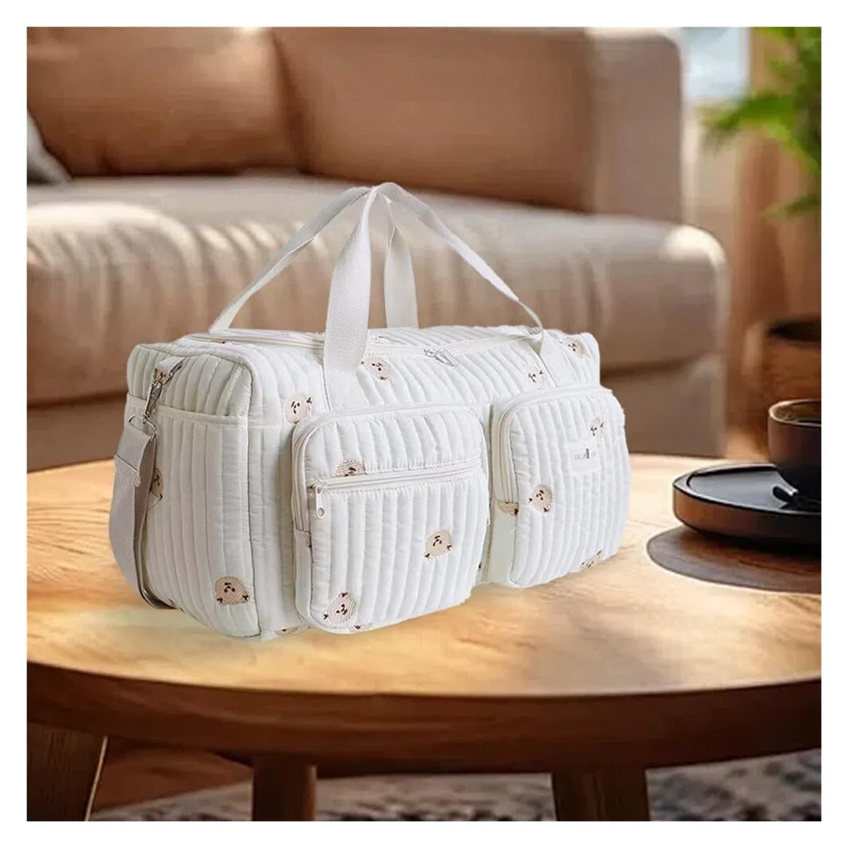 Questa borsa for pannolini leggera, imbottita e spaziosa è appositamente progettata for le mamme. Versatile, può essere indossata a spalla o a tracolla.(Ours)