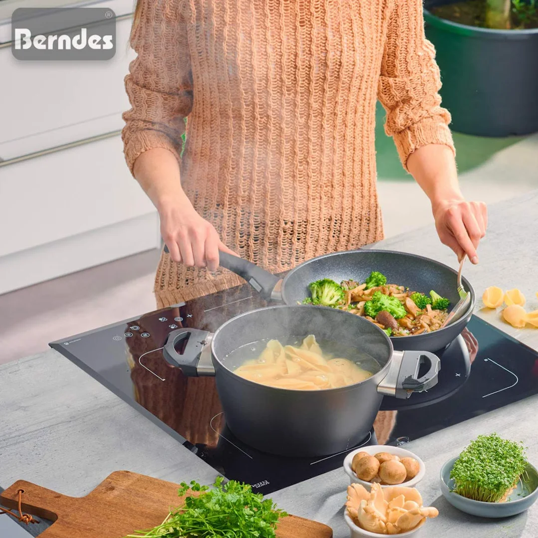 Berndes Balance Induction Enduro Kochtopf 24 cm Casseruola con Coperchio, 4.5 Litri, Alluminio Forgiato, Nero