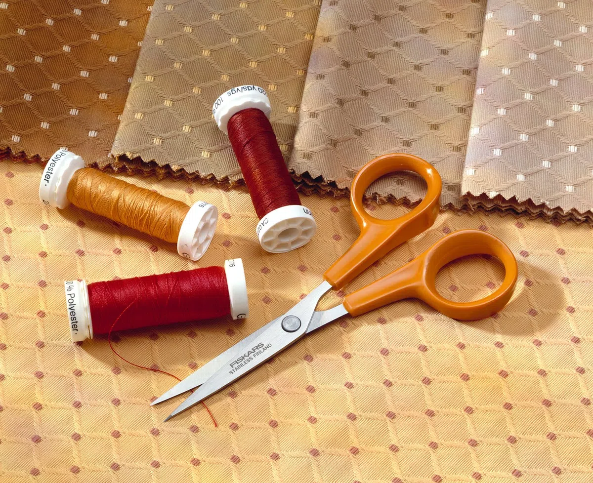 FISKARS Forbici multiuso, Lunghezza: 17 cm, Per destrorsi e mancini, Lama in acciaio inossidabile/Impugnature in plastica, Arancione, Classic, 1005150