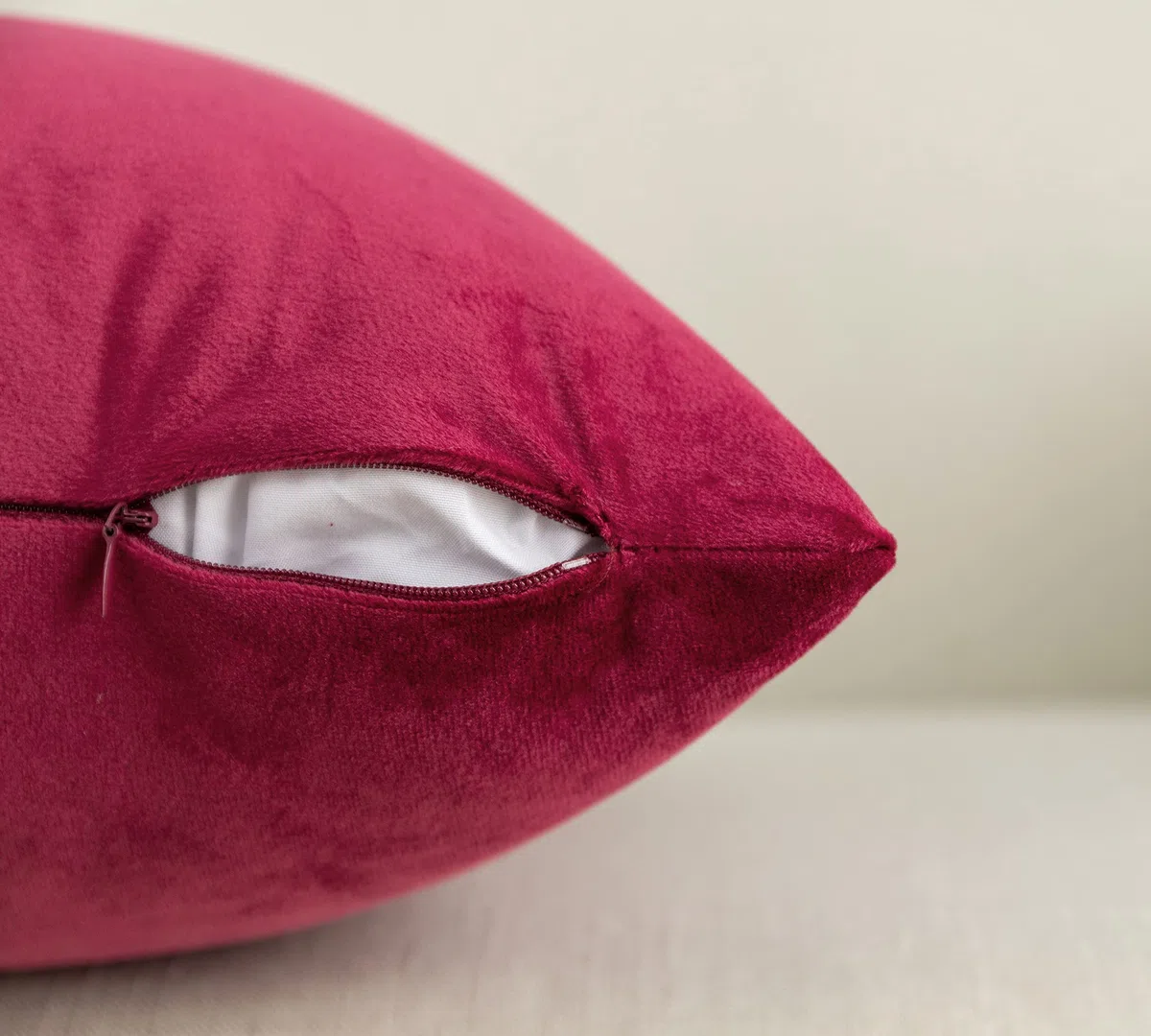 GIRASOLE HOME Coppia Federe Cuscini in Velluto Per Divano e Letto Antiacaro e Ipoallergenico Copricuscini Arredamento Casa con Zip Invisibile 2 pezzi (45x45cm, Bordeaux)