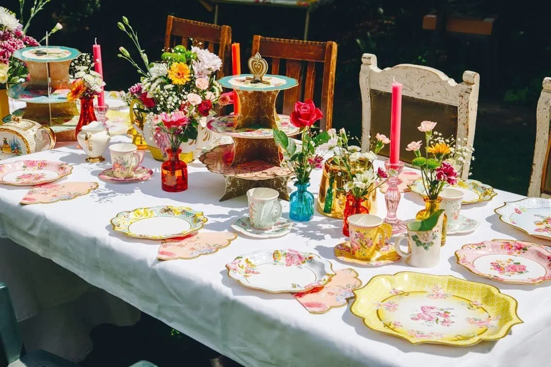 Talking Tables Set 24 Tazze da Tè e Piattini Floreali Vintage Truly Scrumptious, Stoviglie Monouso per Compleanno, Festa in Giardino, Baby Shower