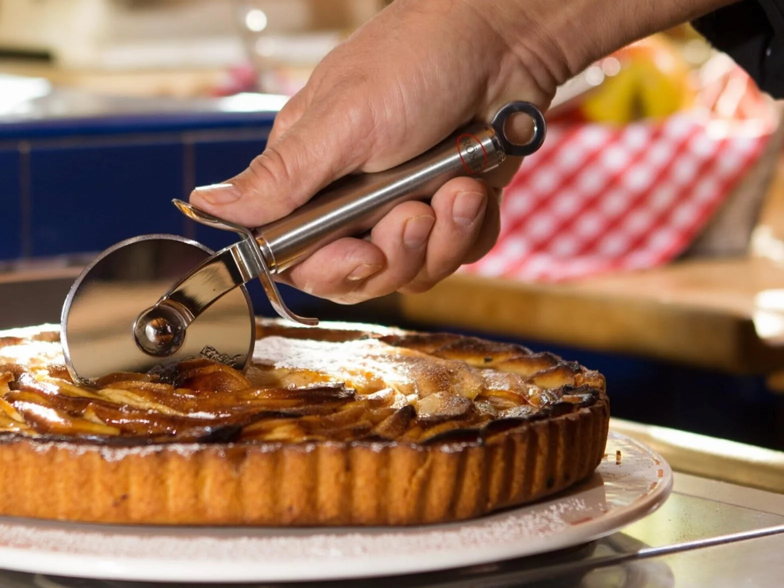 RÖSLE Tagliapizza, coltello per tagliare la pizza di ottima qualità dotato di una robusta rotella, lama su entrambi i lati, protezione per le mani, acciaio inossidabile 18/10