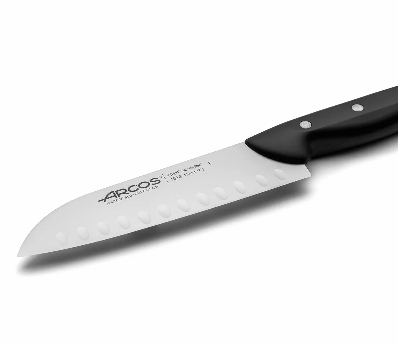 Arcos Coltello Santoku in Acciaio Inossidabile Nitrum – Coltello da Cucina Giapponese per Pesce, Carne e Verdure, Manico Ergonomico in Poliossimetilene POM, Lama da 170 mm – Nero, Serie Maitre