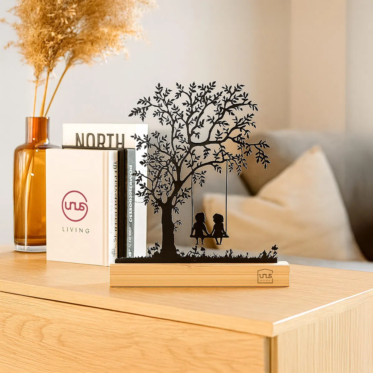 UNUS Supporto decorativo per albero, bambini sull'altalena, supporto in metallo nero con base in bambù, decorazione per davanzale, tavolo da pranzo, soggiorno, decorazione primaverile