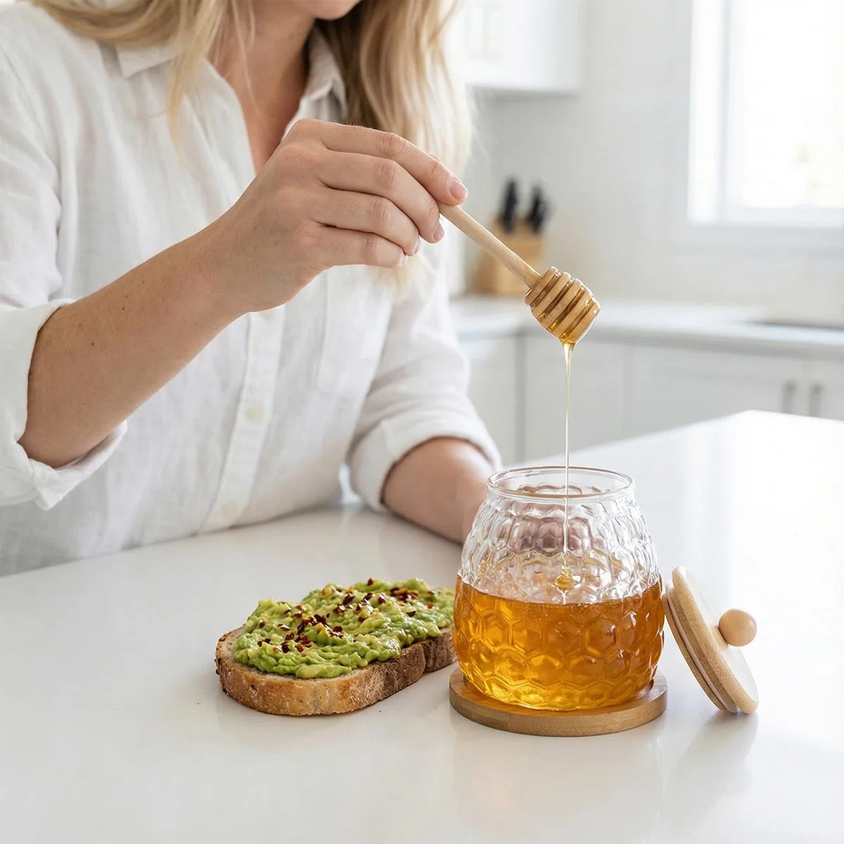 Vasetto per Miele Vetro con Coperchi Bastoncino Cucchiaio e Vassoio, 550 ml Trasparente Dosatore Miele per Cucina, Honey Pot a Bocca Larga, Contenitore in Vetro per Conservare e Sciroppo