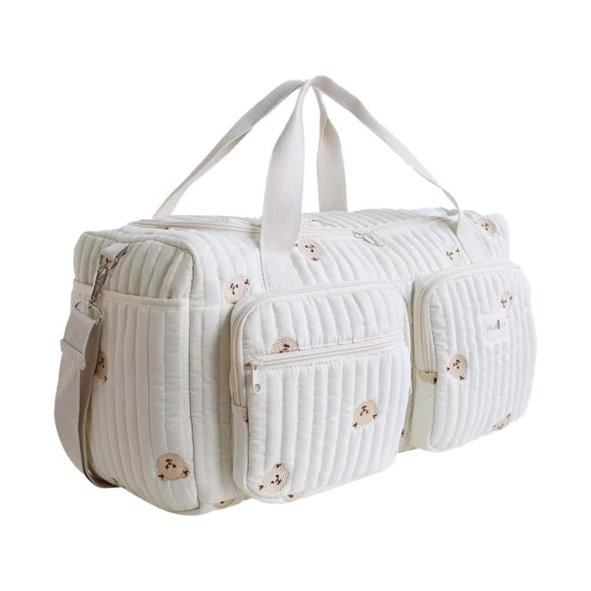 Questa borsa for pannolini leggera, imbottita e spaziosa è appositamente progettata for le mamme. Versatile, può essere indossata a spalla o a tracolla.(Ours)