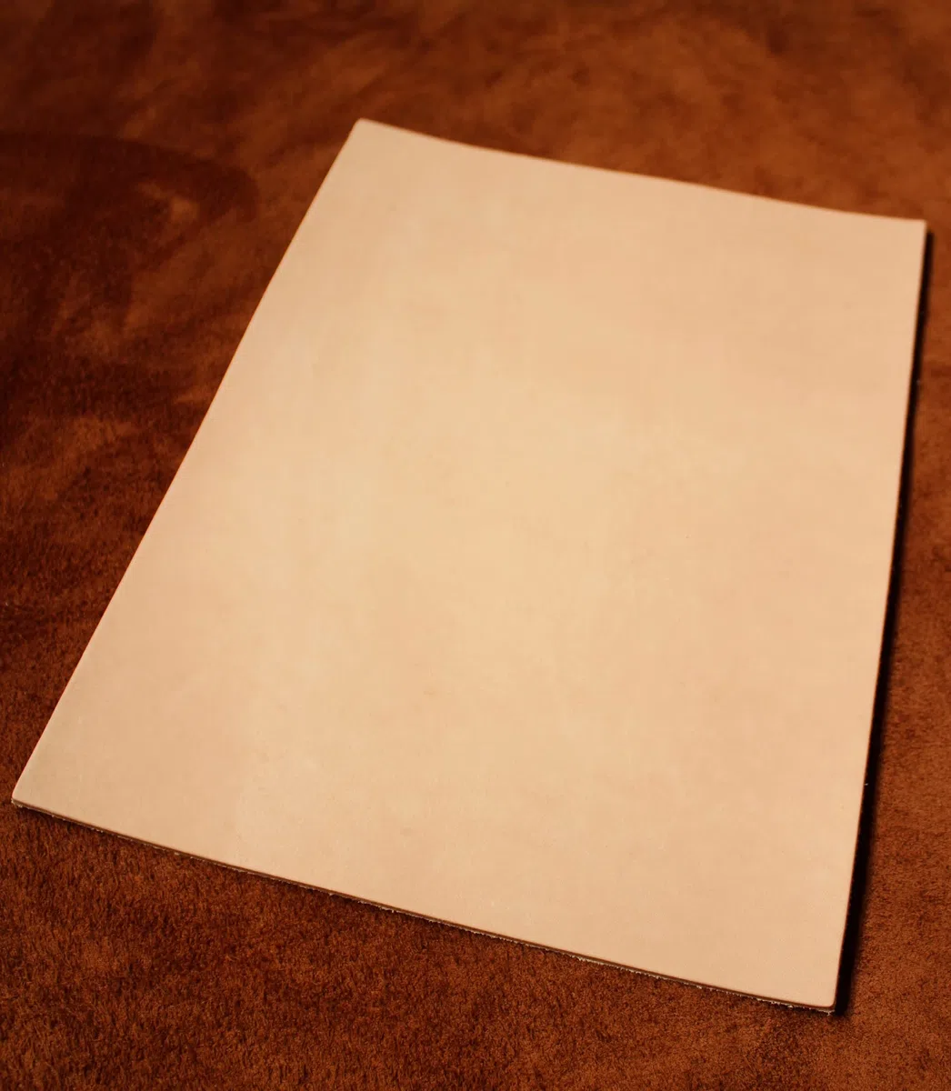 Pelle bovina resistente, conciata al vegetale, dimensioni: 24 x 33 cm, con uno spessore di circa 3,2 - 3,5 mm e vero cuoio pieno fiore.
