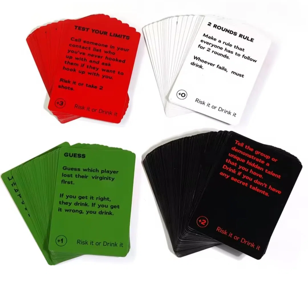 Rischio o bevi il gioco di partito divertente per il gioco di carte del college, prepartita del gioco bevente, partiti di carte per adulti