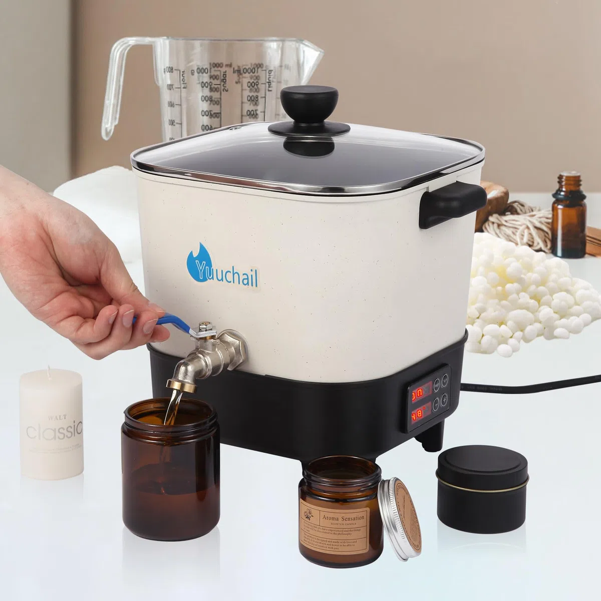 Yuuchail Scioglitore di cera per la produzione di candele e saponi, pentola elettrica da 6,5 litri con display digitale e beccuccio facile da versare, base inclinata con rivestimento antiaderente.