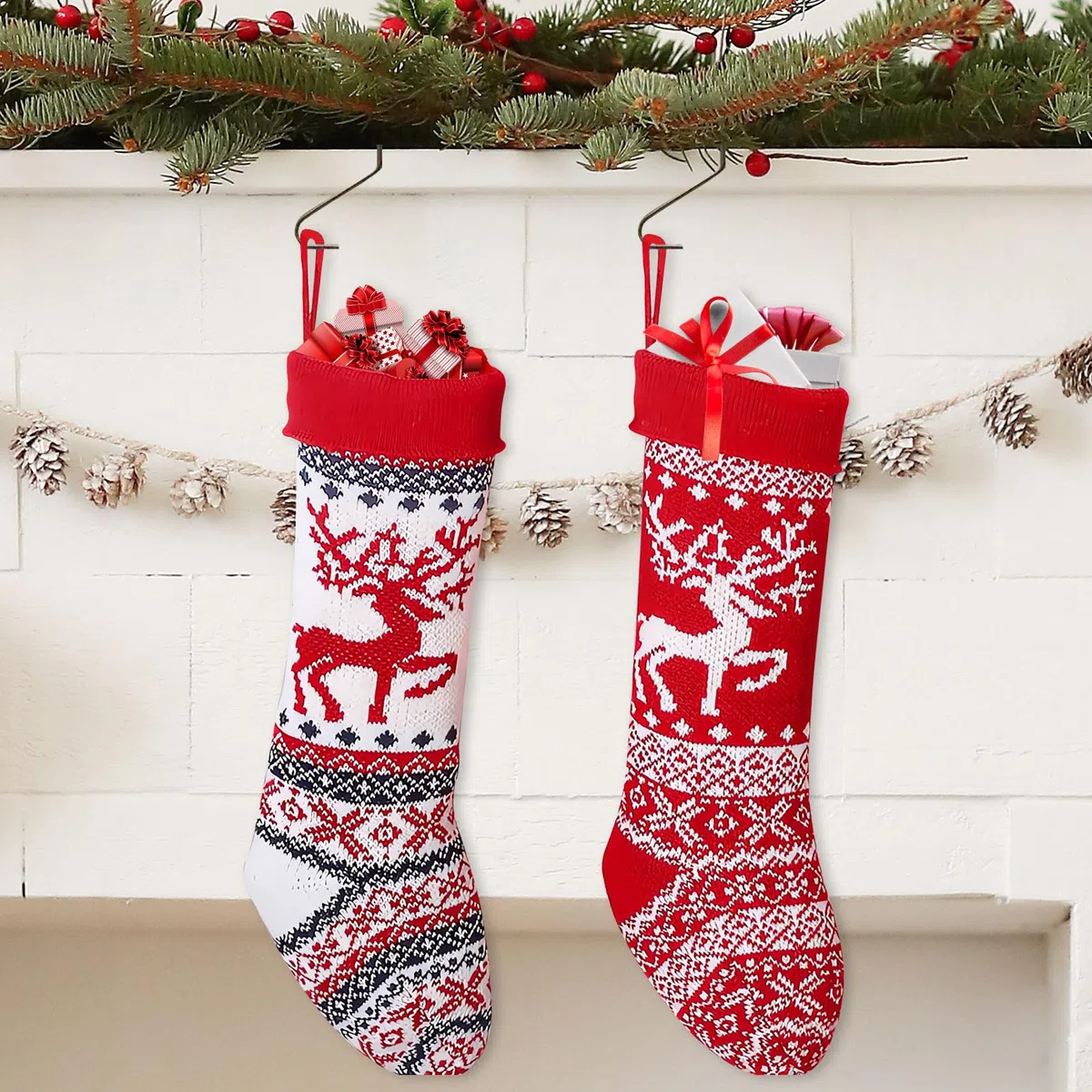 2 Calze Befana, Calza Natalizia Personalizzata Grande, Calze di Babbo Natale, Sacchetto Regalo da Riempire da Appendere, Calze di Natale a Maglia, Decorazione per Albero di Natale e per Camino