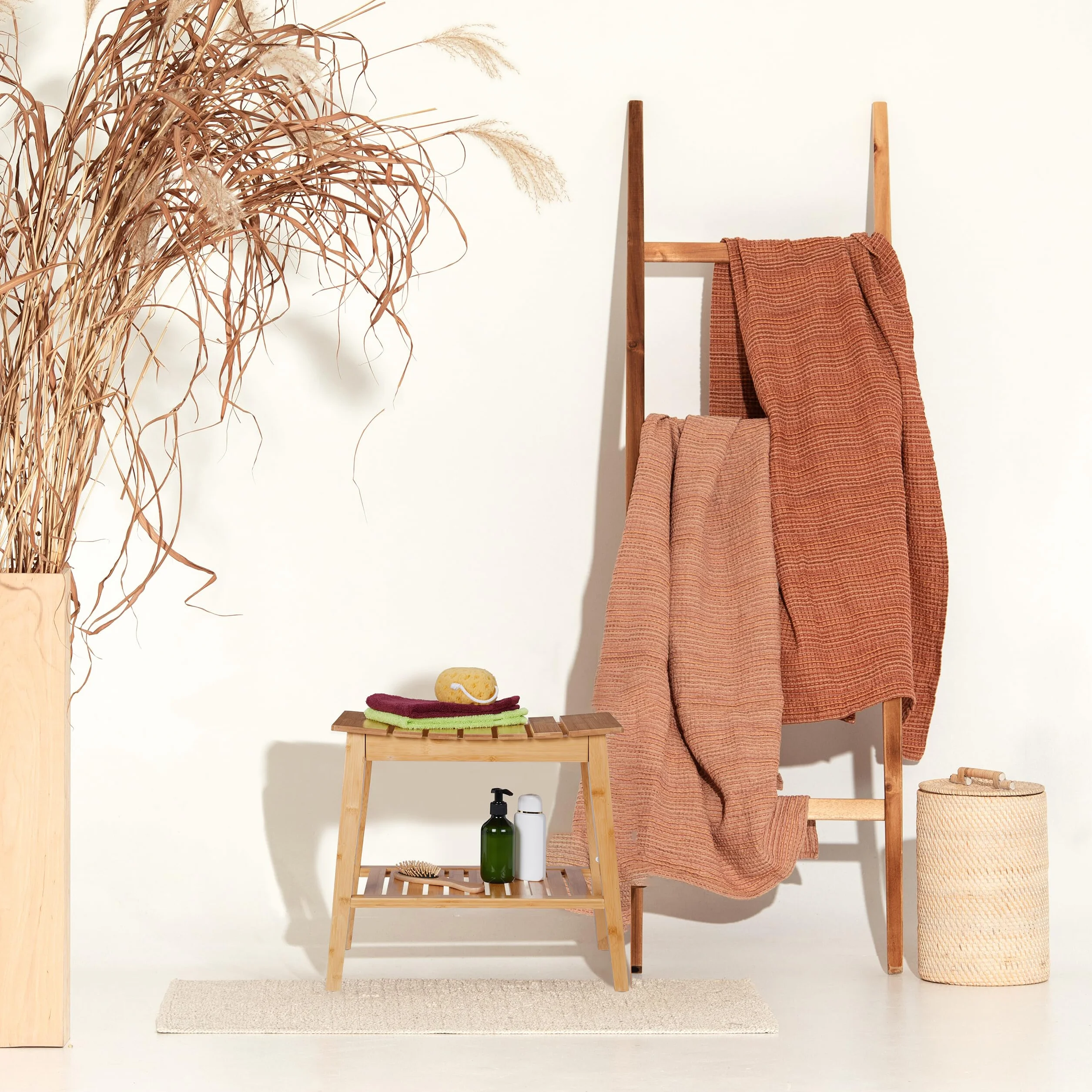 Relaxdays Sgabello da Bagno con Ripiano, Mobiletto in bambù, 45 x 51,5 x 34 cm, Sgabellino per Corridoio, Marrone Chiaro