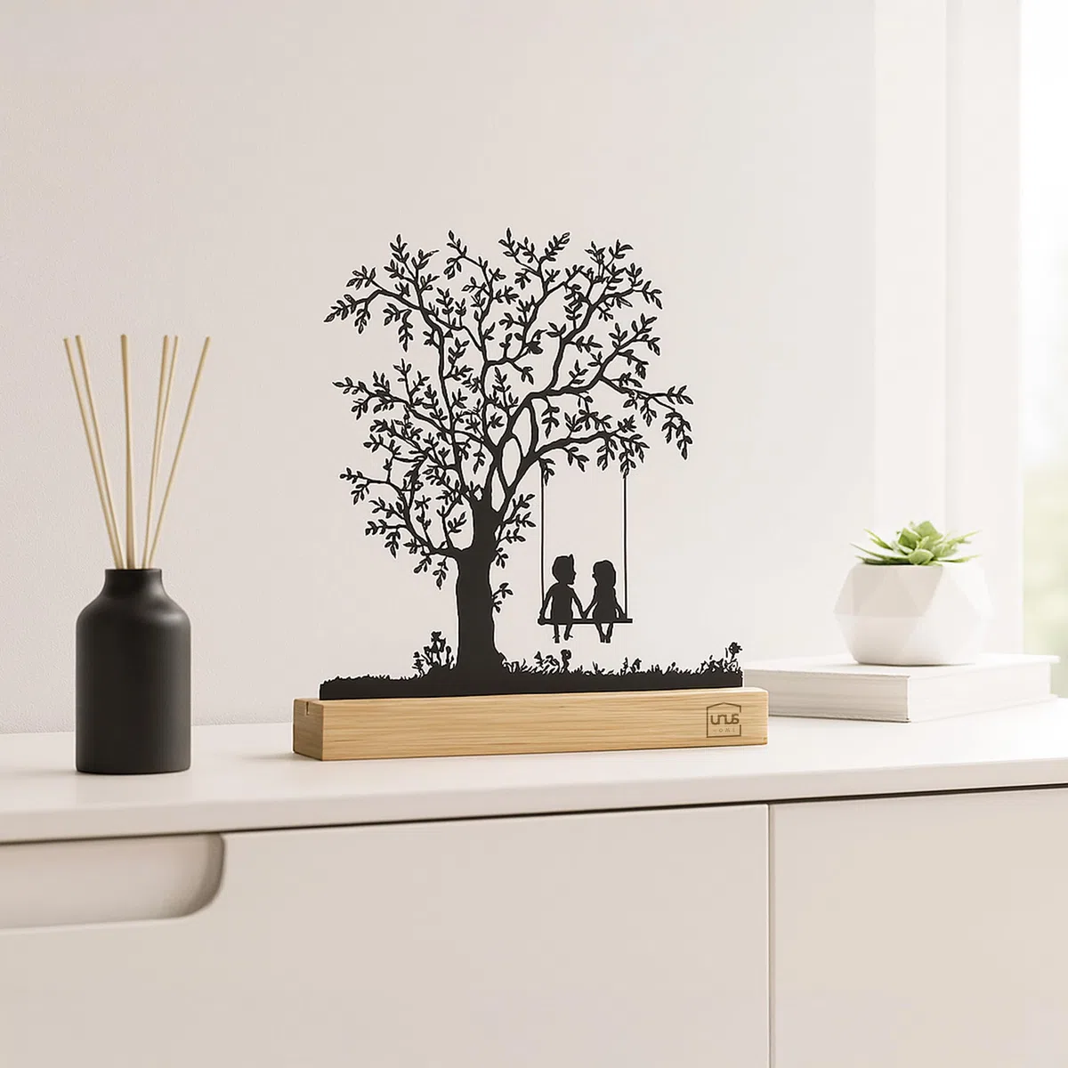 UNUS Supporto decorativo per albero, bambini sull'altalena, supporto in metallo nero con base in bambù, decorazione per davanzale, tavolo da pranzo, soggiorno, decorazione primaverile