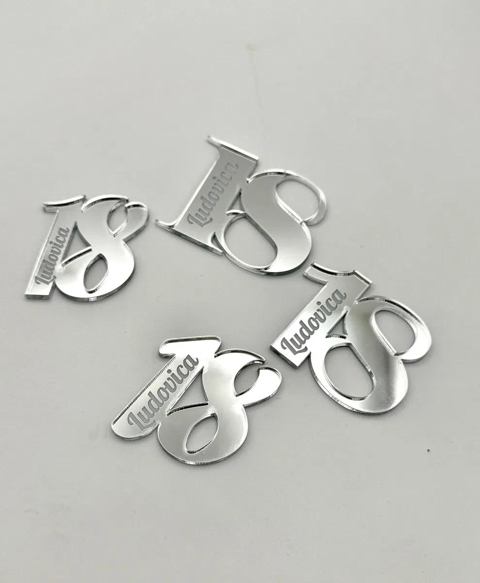 Segnaposto Personalizzato in plexiglas con calamita - Ideale per festa 18 anni,compleanno, matrimonio, battesimo, etc. Oro, Cromo, Oro Rosa.Possibile richiedere altri numeri. Confezione 10 pezzi.