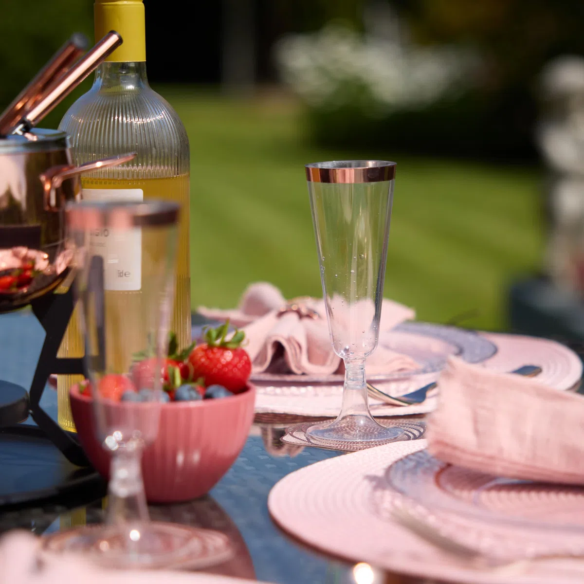 Matana - 24 Eleganti Flûte in Plastica con Bordo Oro Rosa, 150ml - Flûte per Champagne, Calici in Plastica Rosa, Bicchieri per Spumante per Matrimoni, Addio al Nubilato - Resistenti e Riutilizzabili