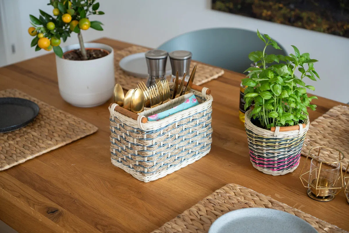 Decorasian - Cestino portaposate da tavolo, in rattan intrecciato, per posate e utensili, con suddivisione.