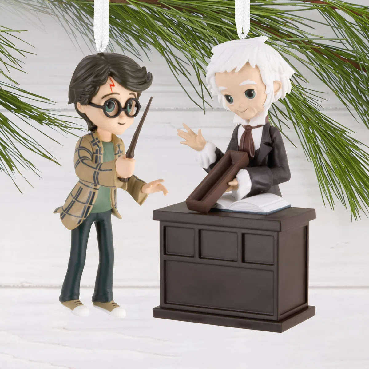 Hallmark Storied Moments - Decorazione per Albero di Harry Potter e Ollivander in Resina - Ornamento Natalizio da Appendere - Regalo per Natale