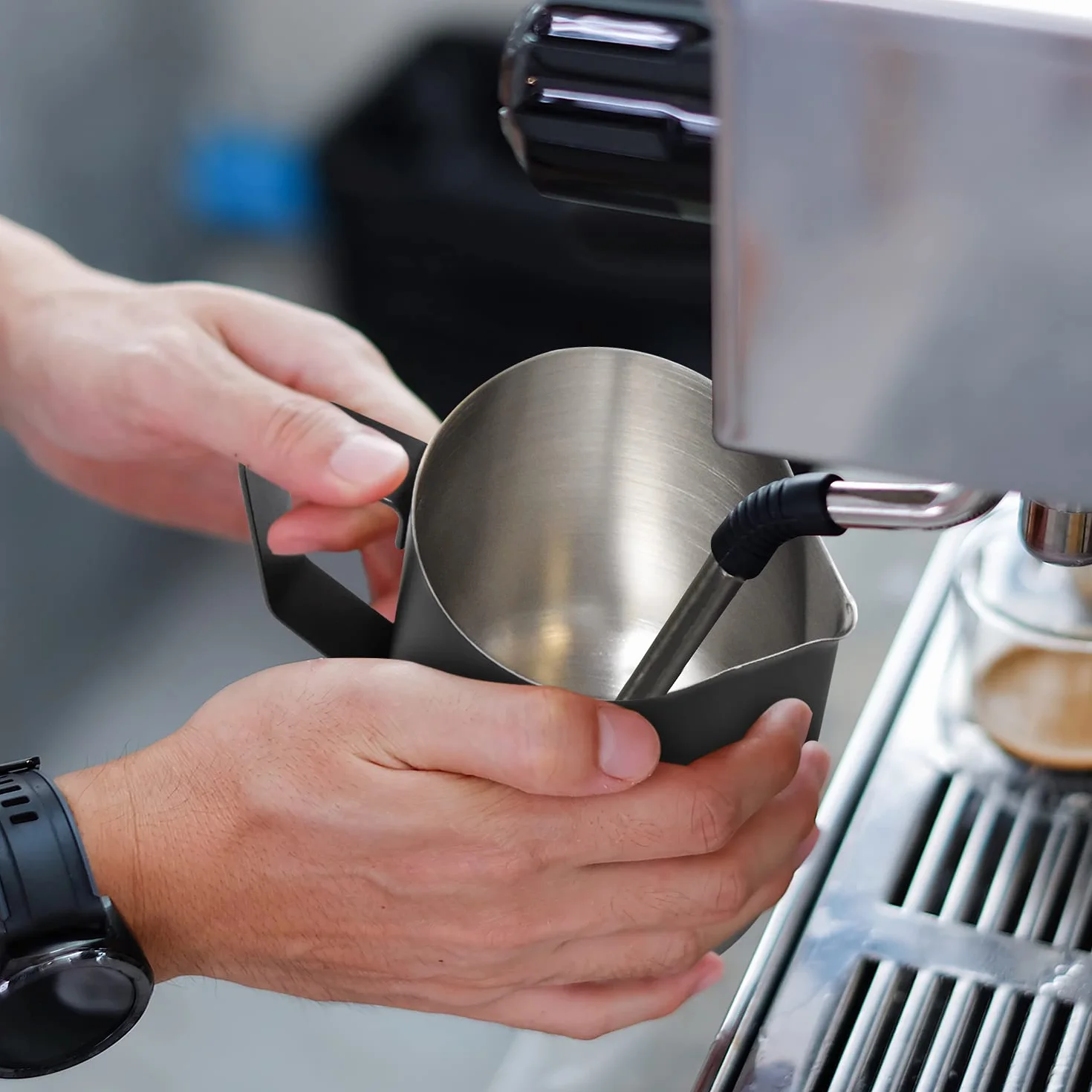 Joeji's Kitchen Bricco Latte 600 ml - Acciao Inox - Lattiera schiuma con penna Latte Art - Bricco latte professionale per caffè cioccolata espresso e altro - Nero