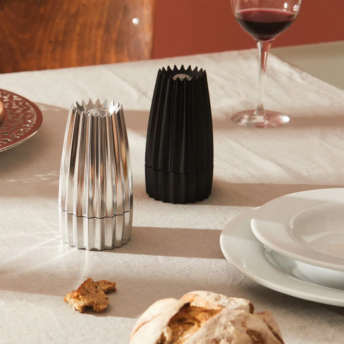 Alessi Grind WAL03 B Macinasale di Design in Fusione d'Alluminio, Nero