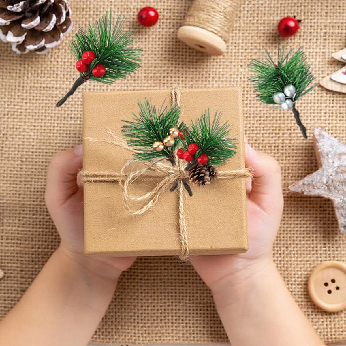 20 Pezzi Rami di Pino Artificiali Naturali con Bacche Rosse e Pigne,Piccoli Rami Natalizi Decorativi,Per Ghirlande Natalizie fai da te,Matrimoni Invernali(4 Stili)