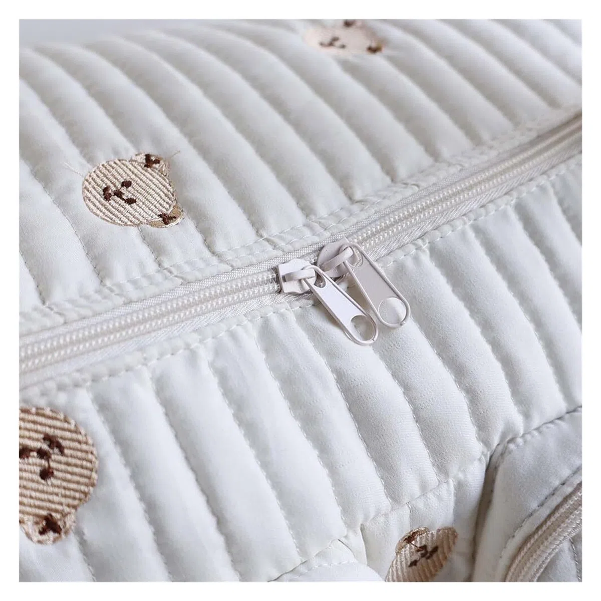 Questa borsa for pannolini leggera, imbottita e spaziosa è appositamente progettata for le mamme. Versatile, può essere indossata a spalla o a tracolla.(Ours)