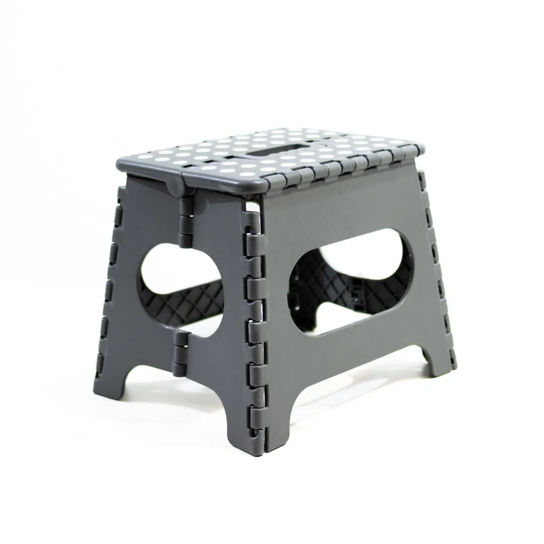 Sgabello pieghevole multiuso Avalon realizzato in PVC resistente. Scala a 1 gradino o scala pieghevole per l'uso come sgabello pieghevole da cucina. Questo sgabello basso misura 27 x 33 x 26,5 cm