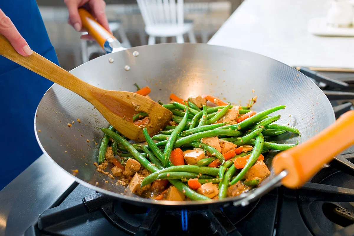 Ken Hom Wok Tradizionale Acciaio al Carbonio, 36cm, Excellence, Padella a Induzione, Compatibile con Utensili in Metallo, Non Lavabile in Lavastoviglie