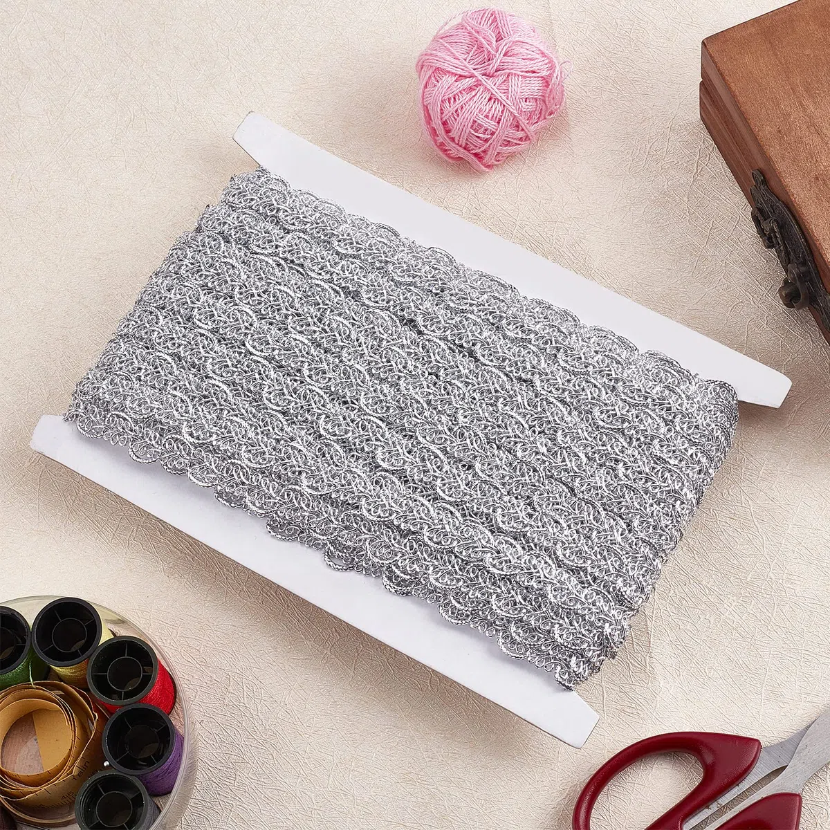 FINGERINSPIRE 25 Yards Metallic Treccia Pizzo Trim, Motivo Foglia 12x1.5mm Argento Millepiedi Pizzo Nastro Decorato Gimp Trim per Matrimoni, Costumi o Gioielli, Artigianato e Cucito