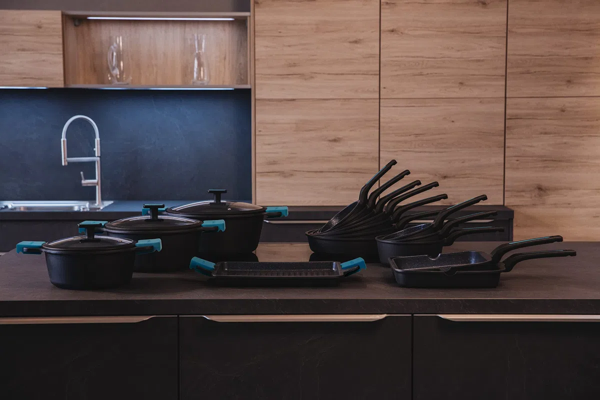Arcos Serie Thera | Padelle Grill Antiaderente | Bistecchiera | Alluminio Fuso | Adatto qualsiasi cucina | Manico ergonomico plastica e silicone | Lavabile in lavastoviglie | Nero e Azzurro (34x26 cm)