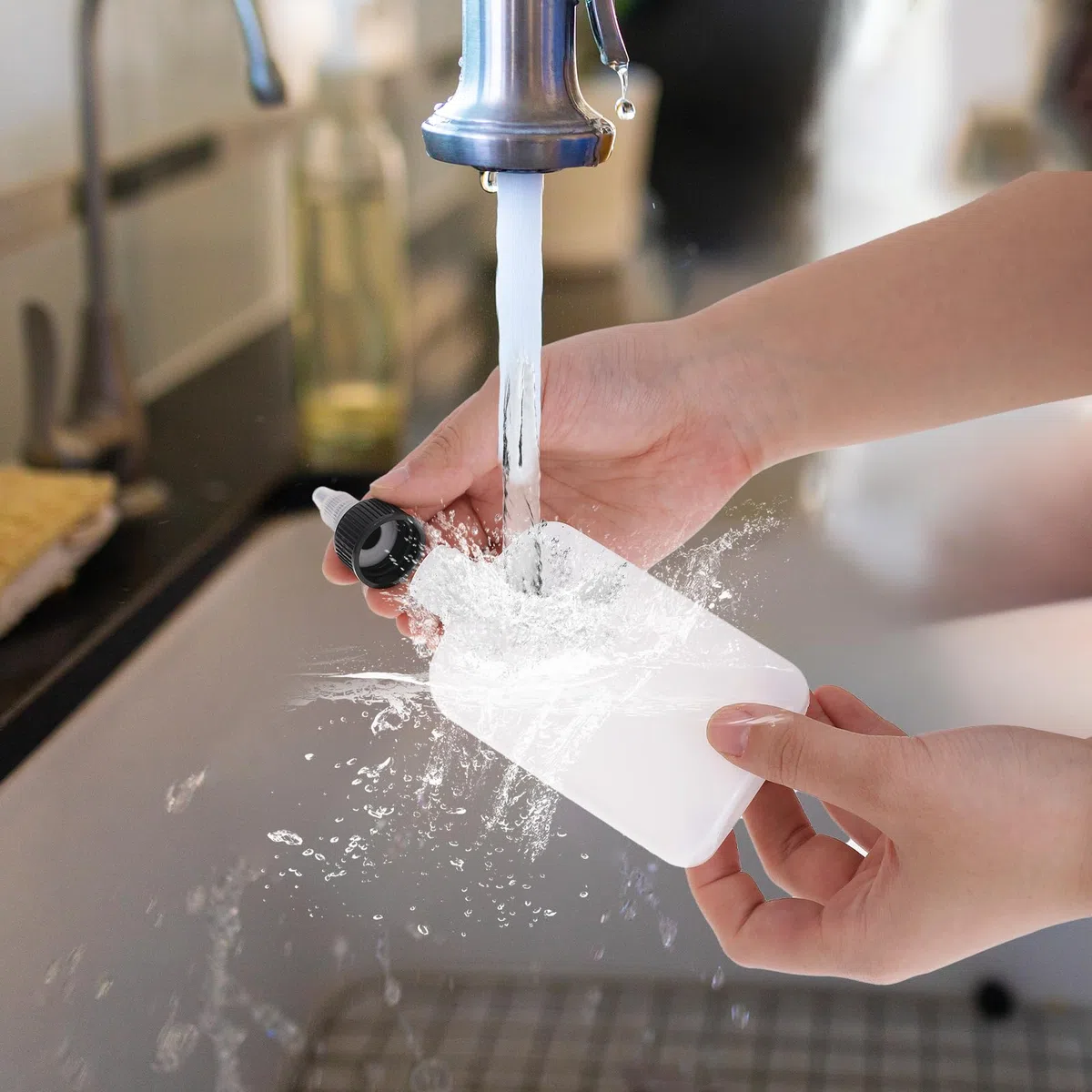 Ptwola 2 piccole bottiglie per condimenti, in plastica, a prova di perdite, ricaricabili, per salse, insalata, olio, ketchup, senape, cucina