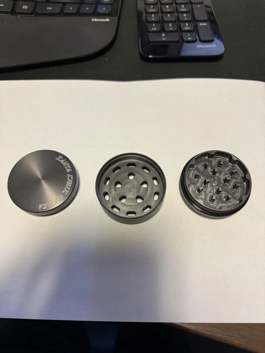 Santa Cruz Shredder Macinino in metallo per erbe aromatiche con parte superiore zigrinata per una presa più forte, 3 pezzi, grande, 6,9 cm, grigio