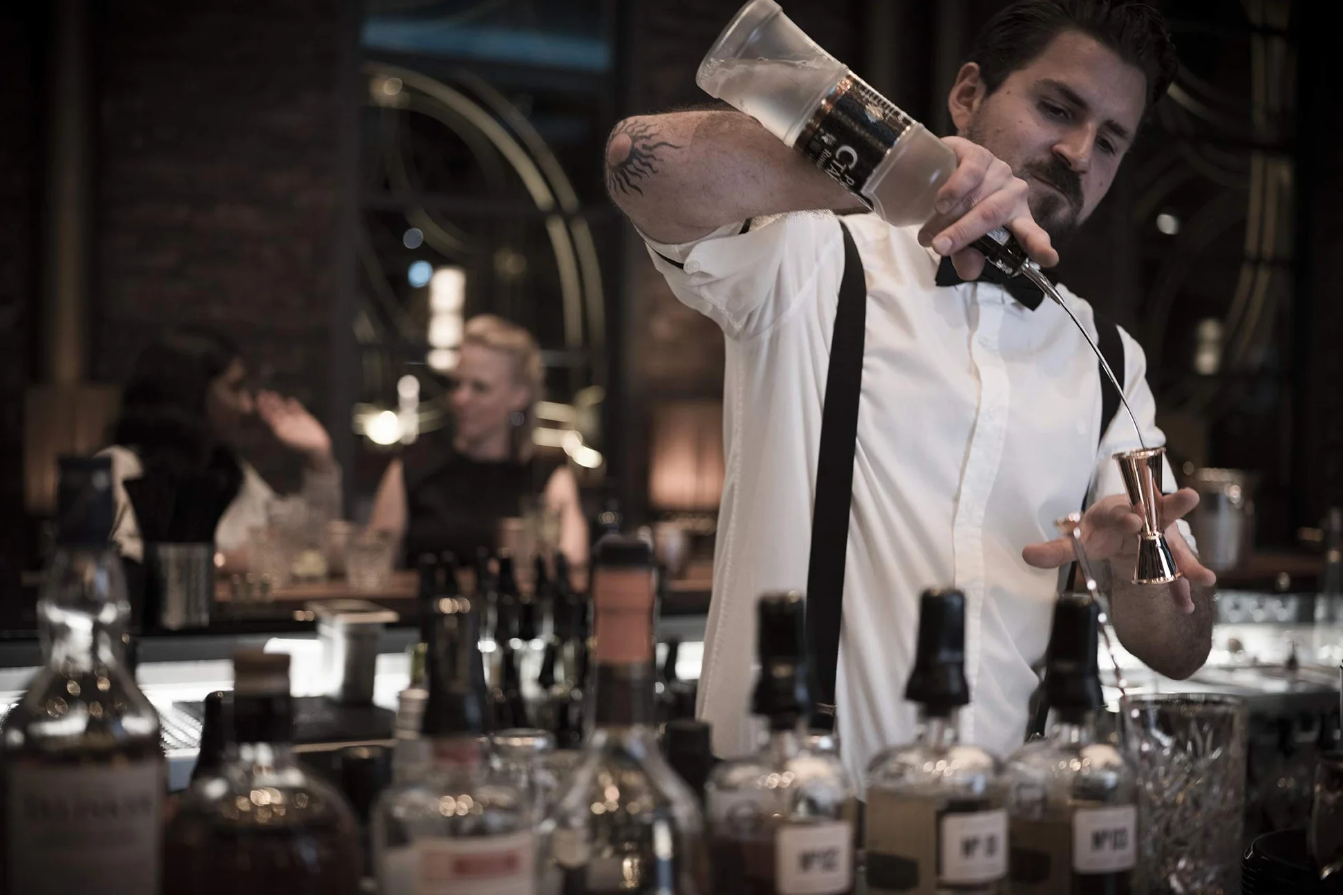 Buddy's Bar - Misurino da Bar, Doppia Misura 2,5cl / 5cl, misurino in Acciaio Inossidabile di Alta qualità con Rivestimento Esterno in Rame Lucido, Jigger per misurare Gli ingredienti dei Cocktail